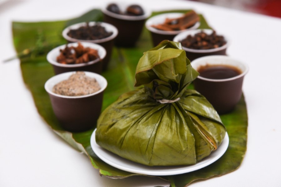 Pothichoru, a traditional Kerala banana-leaf wrapped rice meal, at Herb Restaurant